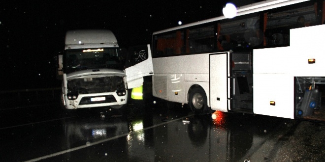 Kırıkkale'de otobüs ile tır çarpıştı: 1 ölü, 1 yaralı