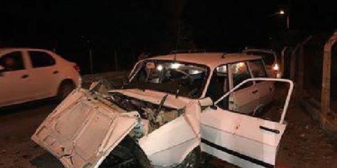 İzmir'de iki otomobil çarpıştı: 1 ölü, 3 yaralı