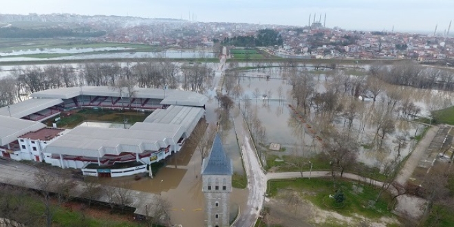 Er meydanı sular altında kaldı