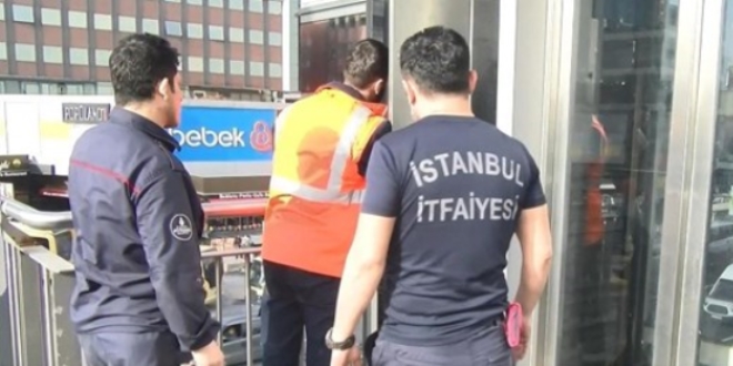 Metrob�s asans�r� ar�za yapt�, 12 ki�i mahsur kald�