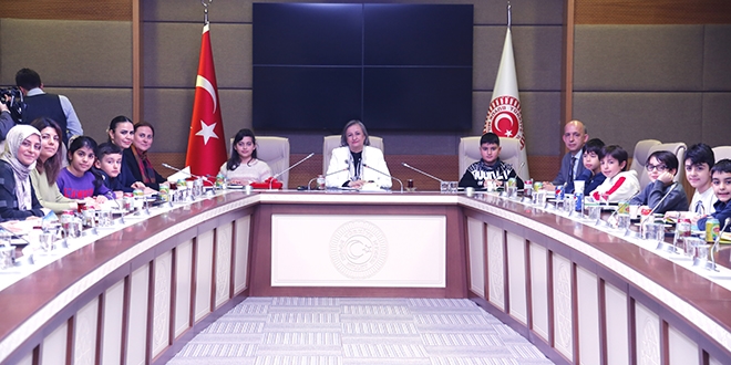 Öğrencilerden Dilekçe Komisyonu Başkanı'na ziyaret