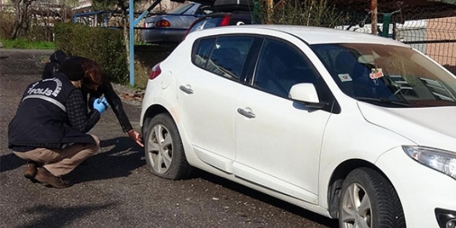 Sevgilisinden ayr�l�nca, 30 arac�n lastiklerini kesti