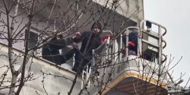 E�i kap�y� �zerlerine kilitledi, ��kan yang�nda 2 �ocu�uyla �l�mden d�nd�