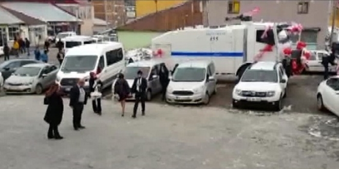 Polis ile öğretmen evlendi. TOMA gelin arabası oldu