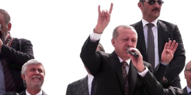Cumhurbaşkanı Erdoğan Mersin'de Bozkurt işareti yaptı