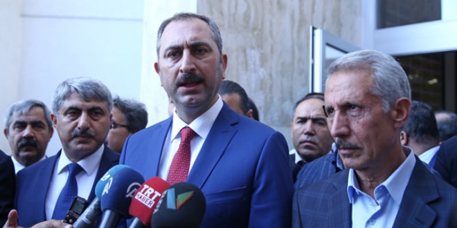 Bakan Gül: Hakim ve savcıların üçte biri ihraç edildi