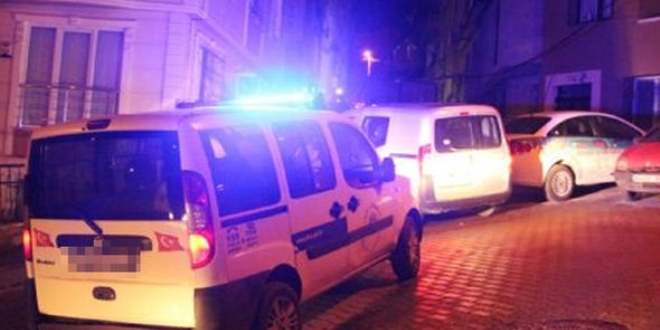 Bıçaklı saldırganı polis silahla kovaladı