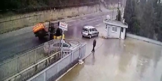 Cinnet getiren patron araçları forkliftle yola böyle fırlattı