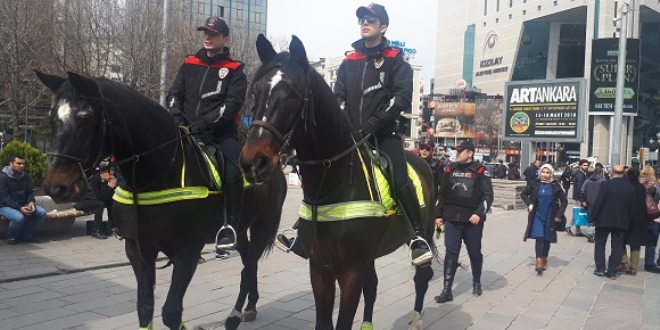 Atlı Polis Birliği, Kızılay Meydanı'nda devriye atıyor