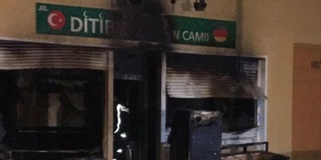 Almanya'da camiye sald�r�!