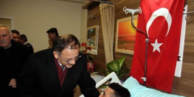 Bakan �zhaseki'den Afrin gazilerine ziyaret