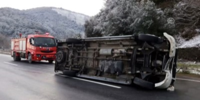 Manisa'da minibüs devrildi: 6 yaralı