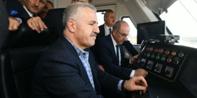 Bakan Arslan'dan hızlı tren hattında test sürüşü