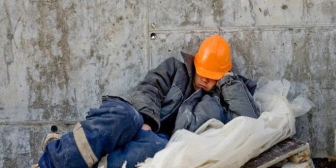 Uyuyan i��ileri tespit etti... Kovuldu!