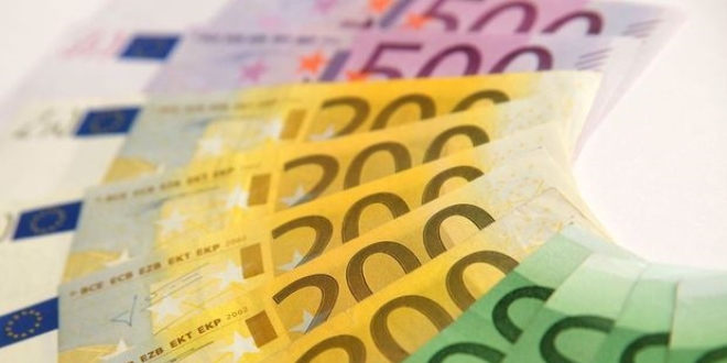 Euro rekor tazeledi, dolar yatay seyrediyor