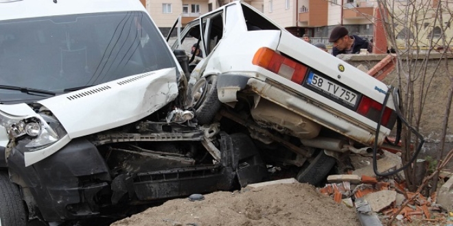 Sivas'ta otomobil ile renci servisi arpt: 3 yaral