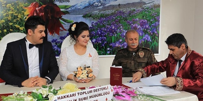 Fotoğraf çekmek için geldiği Hakkari'de polisle evlendi
