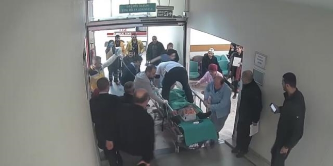 Sedye üzerinde kalp masajı yapan doktora ödül