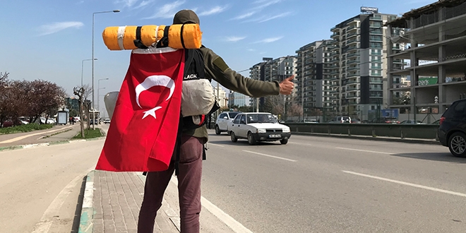 Otostopla vatani görevini yapmaya gidiyor