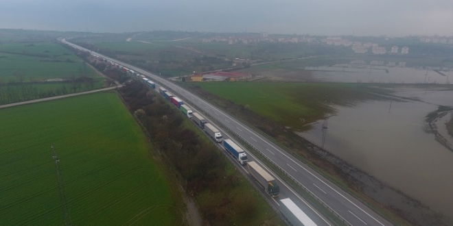 Kapıkule'deki tır kuyruğu 24 kilometreye ulaştı