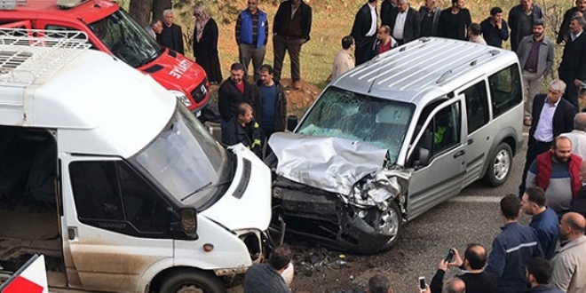 Maden i��ilerini ta��yan minib�s ile otomobil �arp��t�: 14 yaral�
