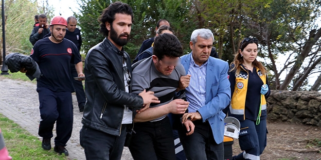 Falezlerde intihara kalk��an genci polis kurtard�