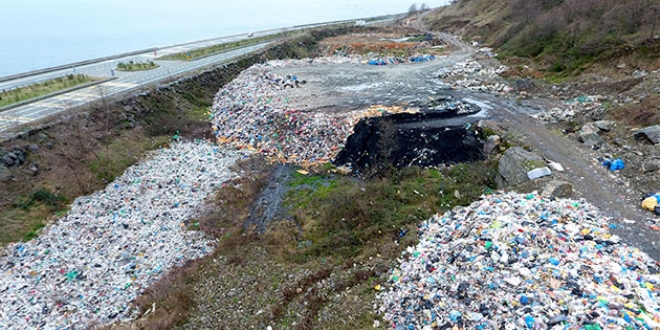 Karadeniz sahil yolu çöplüğe döndü. İnceleme başlatıldı