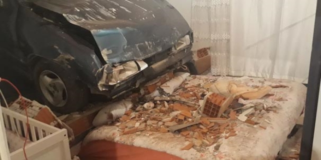 El freni boşalan otomobil yatak odasına girdi
