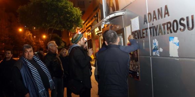 Tiyatro bileti için gece yarısı kuyruğa girdiler