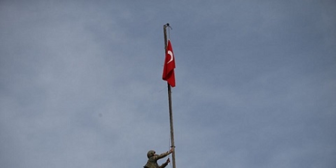 Afrin'de Türk bayrağı göndere böyle çekildi
