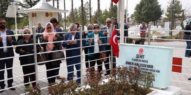 Şehit Halisdemir'in kabrinde ziyaretçi yoğunluğu yaşandı