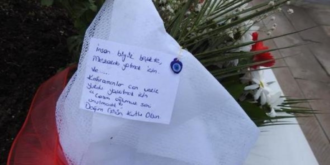 Çorum'da şehit mezarlarına duygu yüklü notlar bırakıldı