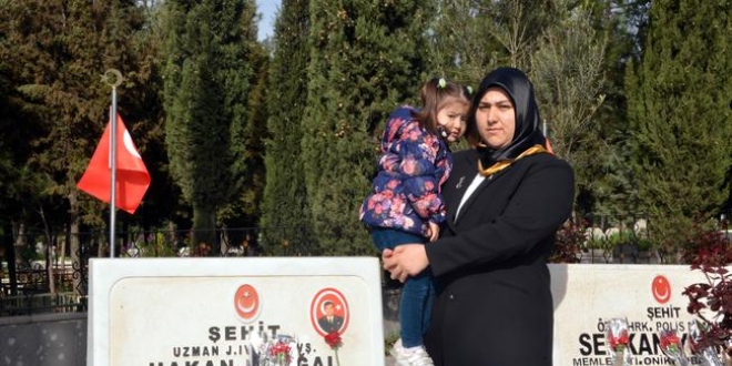 Annesinin kucağında babasının mezarını ziyaret etti