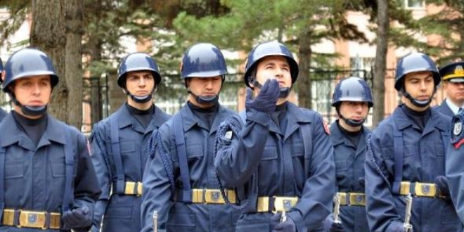 Asker bir eliyle silah tuttu, diğer eliyle dua etti