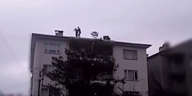 İntihar girişiminde bulunan genci çaycı vazgeçirdi