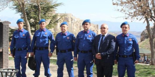 Elazığ'da Jandarma, yazlık kıyafetlerini giydi