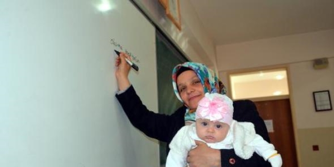 Okuma hayalini, kuca��ndaki bebekle ger�ekle�tiriyor