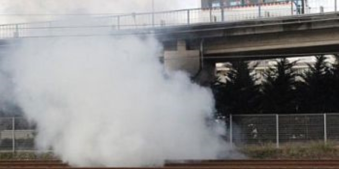 Tren hattı yanında yakılan ateş polisi alarma geçirdi