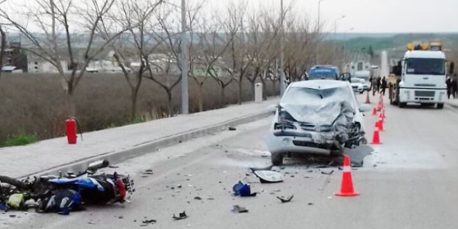 Otomobille motosiklet çarpıştı: 2 ölü, 1 yaralı