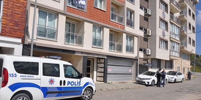 Balkonda eşini beklerken, düşüp, öldü