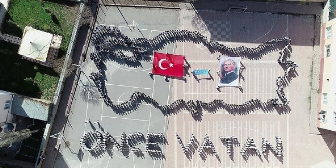 Şehitler için 600 öğrenciden koreografi