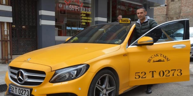 Müşteriler bu taksiye binebilmek için sıraya giriyor
