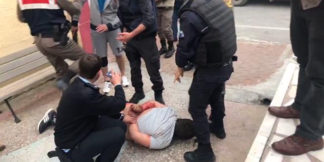 Polisin ikna etmeye çalıştığı genç ortalığı birbirine kattı