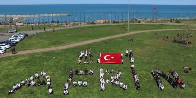 ��rencilerden Mehmet�ik'e 'Afrin' koreografisi