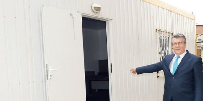 İzmir'de bir okul, öğrencileri için bahçeye 'konteyner banyo' kurdu