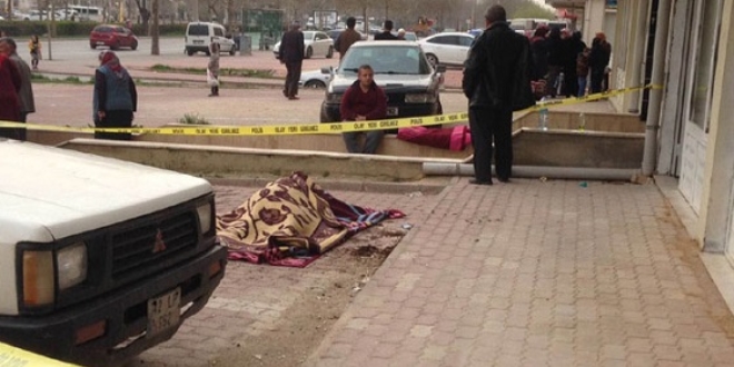 4'�nc� kat�n penceresinden d��en kad�n hayat�n� kaybetti