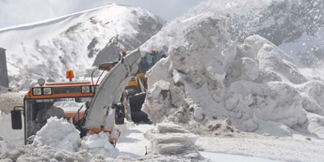 Nemrut'ta kar kalınlığı 4 metreyi aştı