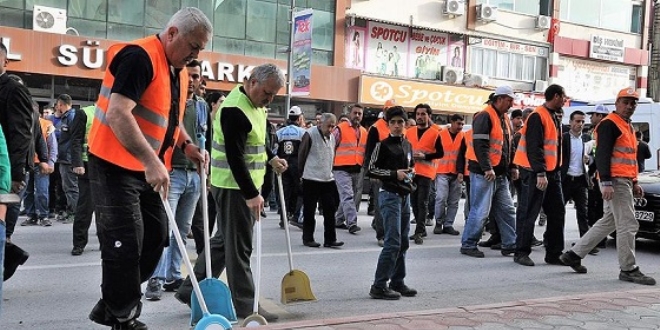 İşçiler gidince sokakları belediye başkanı temizledi