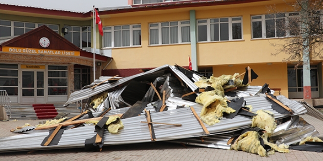Bolu'da fırtına okulun çatısını uçurdu