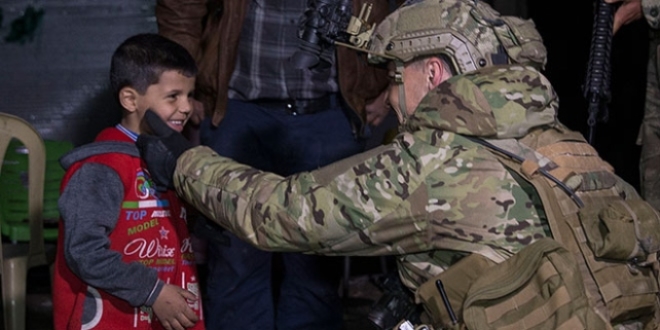TSK, Afrin merkezde halka sıcak yemek dağıttı